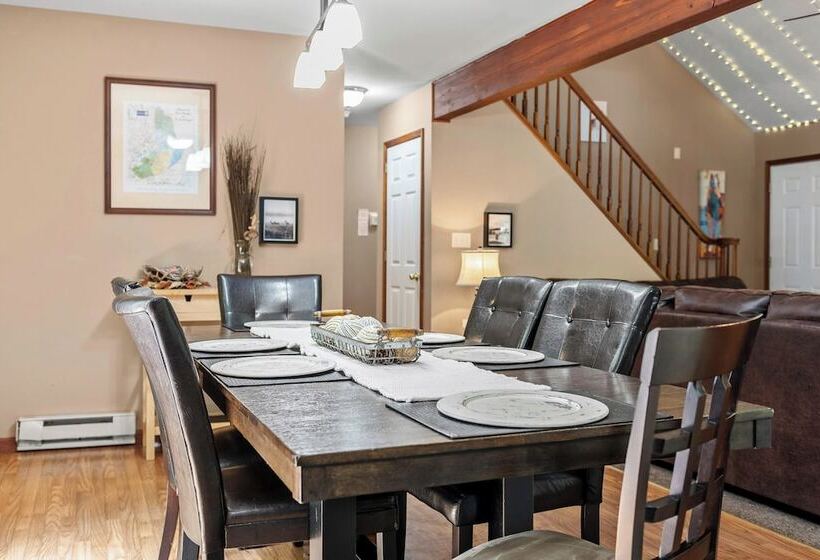 The Great Escape By Avantstay Game Room, Hot Tub