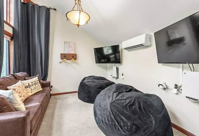 The Great Escape By Avantstay Game Room, Hot Tub