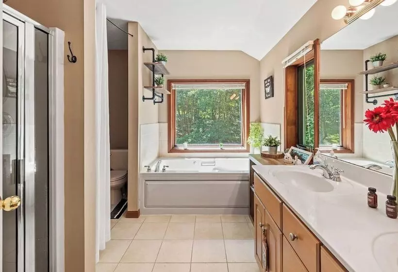 The Great Escape By Avantstay Game Room, Hot Tub