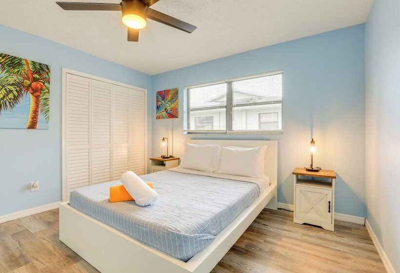 Beachy Port St Lucie Home W/ Hot Tub & Fire Pit!