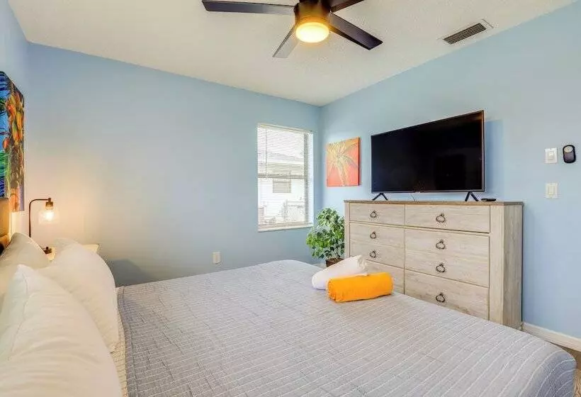 Beachy Port St Lucie Home W/ Hot Tub & Fire Pit!