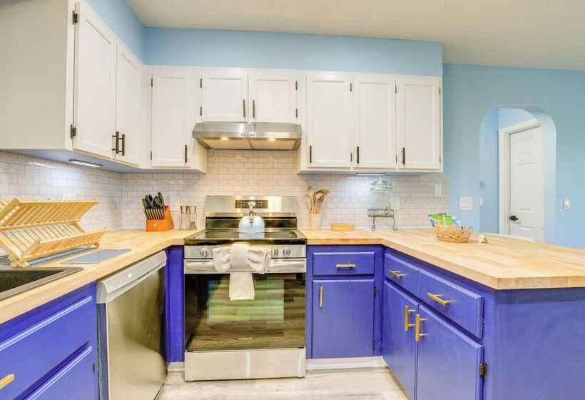 Beachy Port St Lucie Home W/ Hot Tub & Fire Pit!