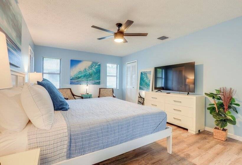 Beachy Port St Lucie Home W/ Hot Tub & Fire Pit!