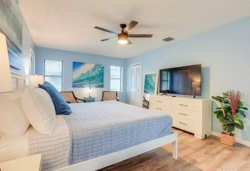 Beachy Port St Lucie Home W/ Hot Tub & Fire Pit!