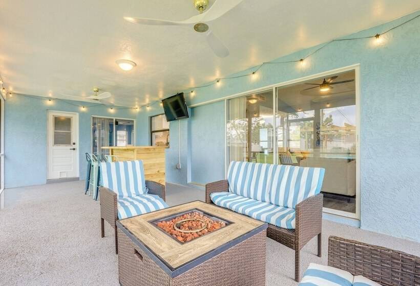 Beachy Port St Lucie Home W/ Hot Tub & Fire Pit!