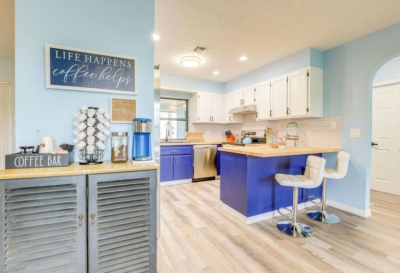 Beachy Port St Lucie Home W/ Hot Tub & Fire Pit!