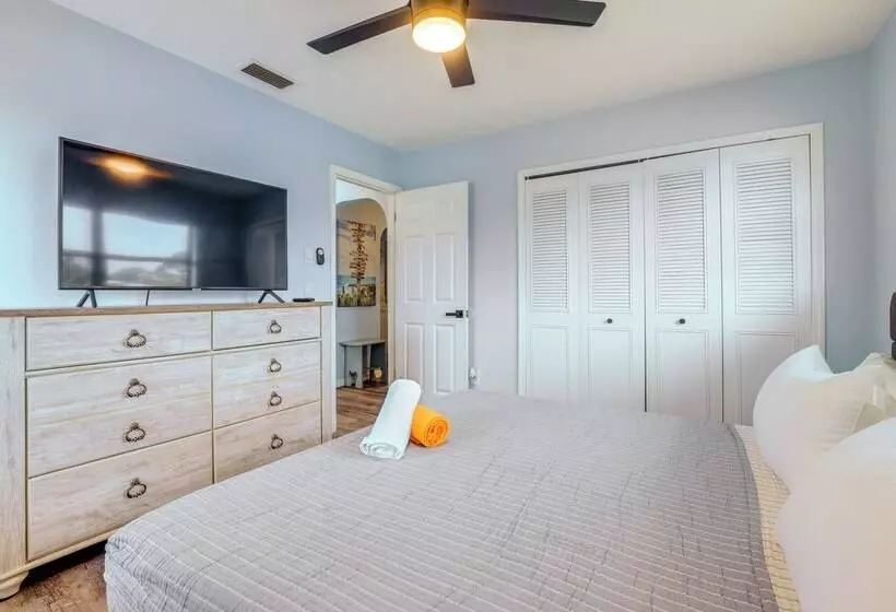 Beachy Port St Lucie Home W/ Hot Tub & Fire Pit!