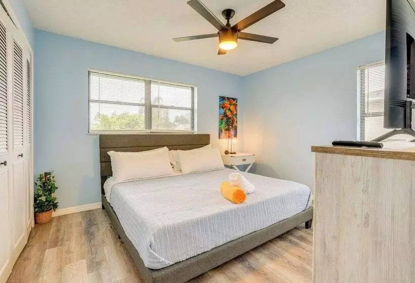 Beachy Port St Lucie Home W/ Hot Tub & Fire Pit!