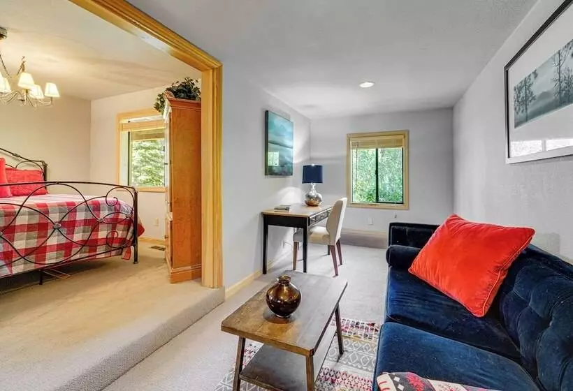 Close To Ski Slopes: Tahoe Ski Chalet W/ Fireplace