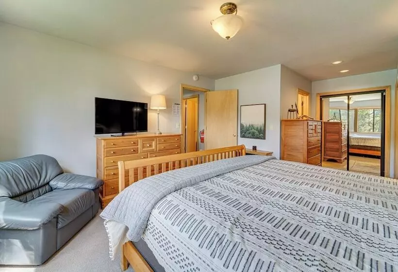 Close To Ski Slopes: Tahoe Ski Chalet W/ Fireplace