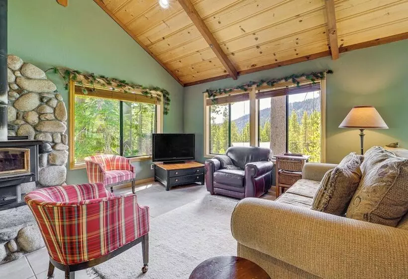 Close To Ski Slopes: Tahoe Ski Chalet W/ Fireplace