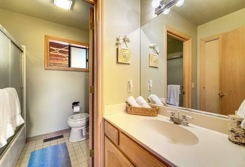 Close To Ski Slopes: Tahoe Ski Chalet W/ Fireplace