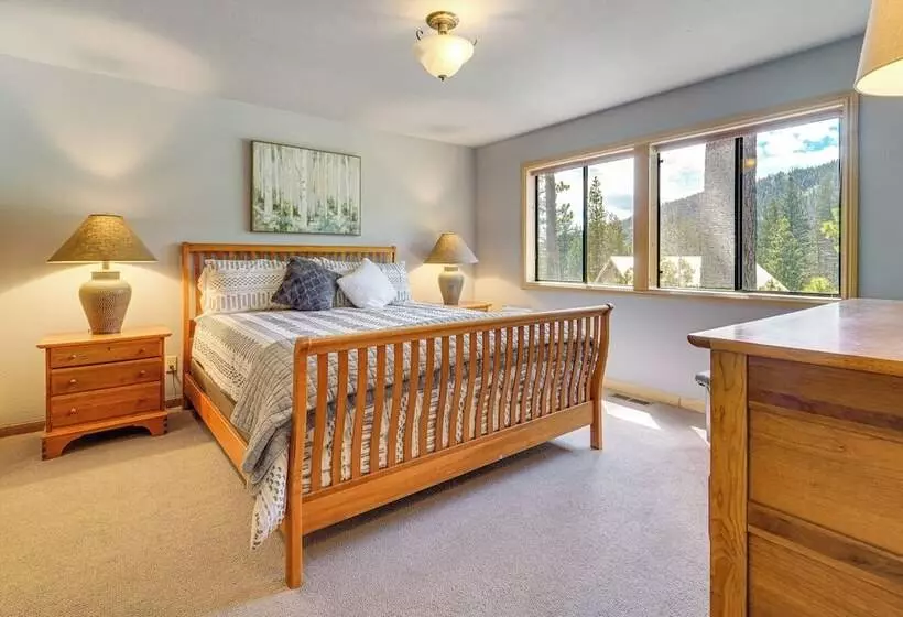 Close To Ski Slopes: Tahoe Ski Chalet W/ Fireplace