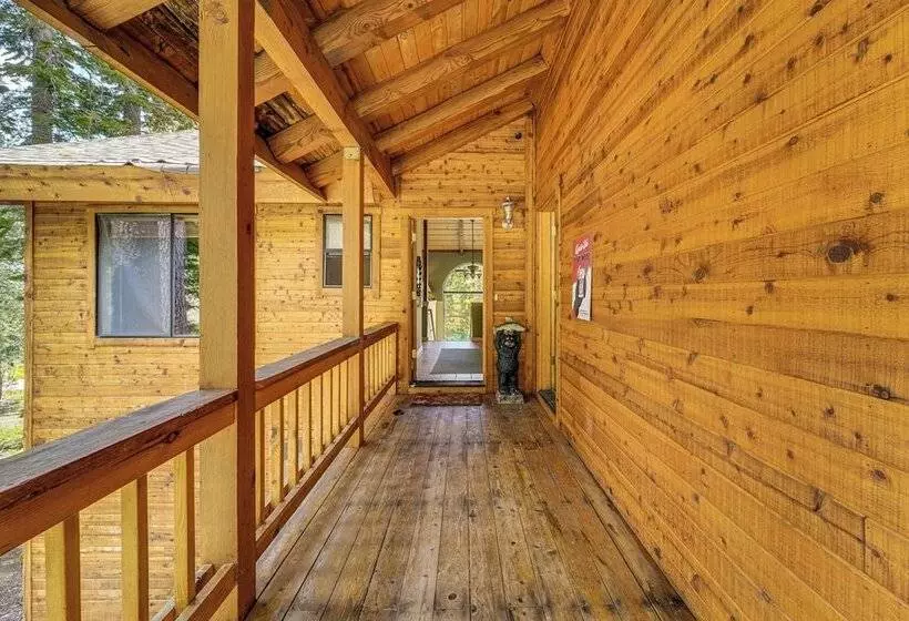 Close To Ski Slopes: Tahoe Ski Chalet W/ Fireplace