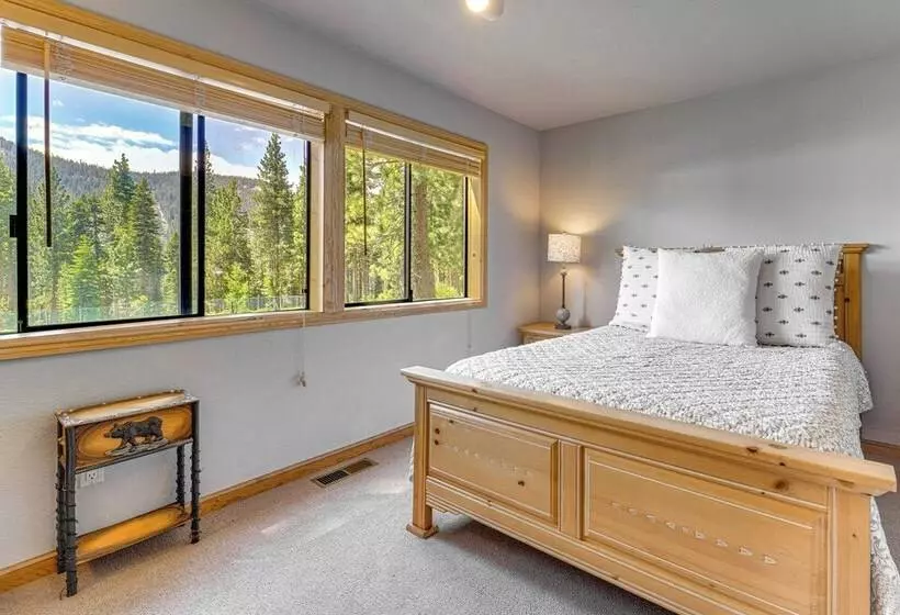 Close To Ski Slopes: Tahoe Ski Chalet W/ Fireplace