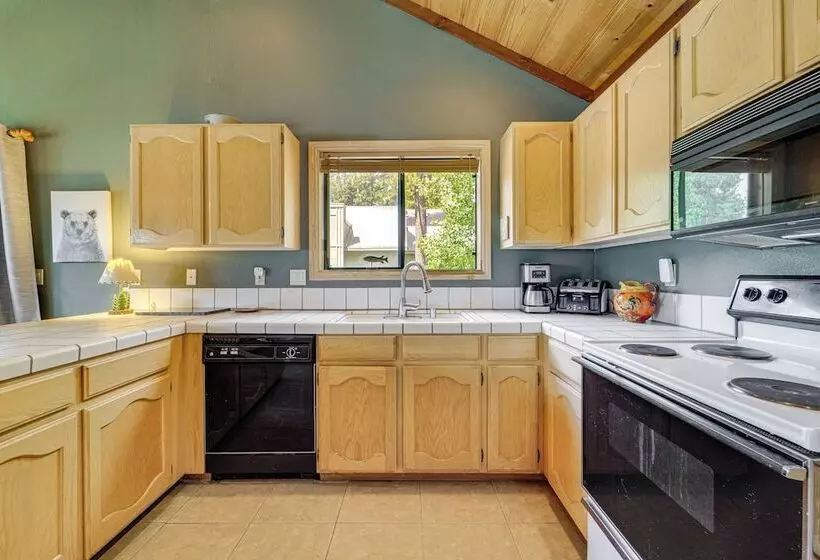 Close To Ski Slopes: Tahoe Ski Chalet W/ Fireplace