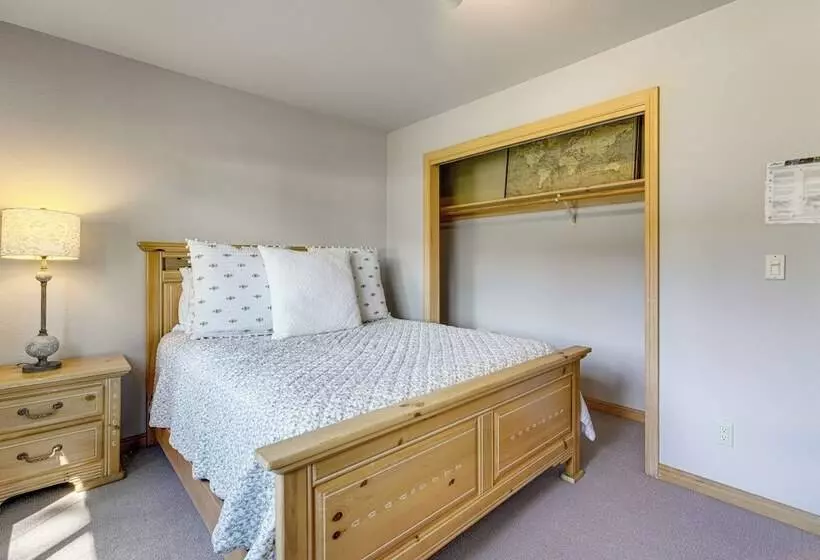 Close To Ski Slopes: Tahoe Ski Chalet W/ Fireplace