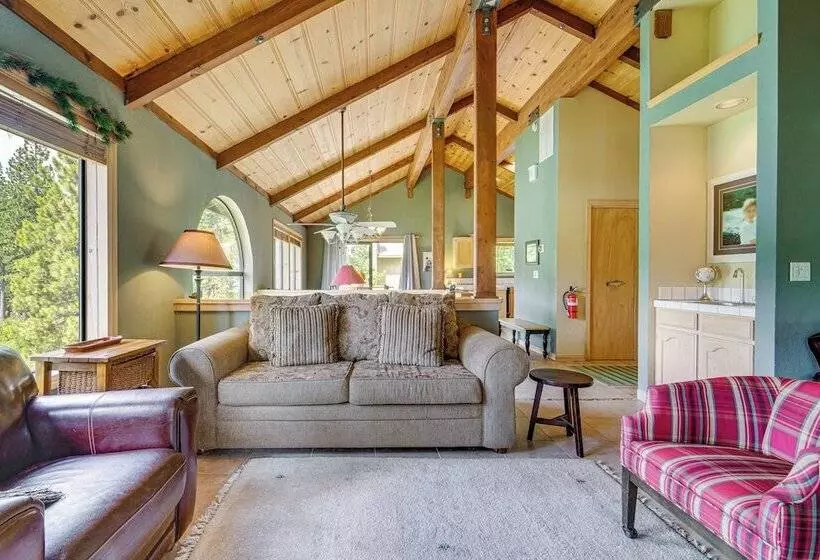 Close To Ski Slopes: Tahoe Ski Chalet W/ Fireplace