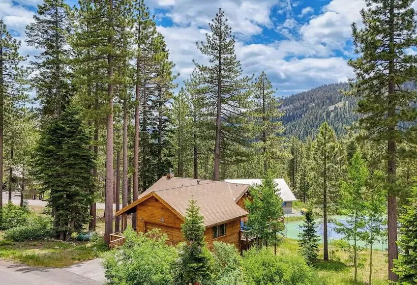 Close To Ski Slopes: Tahoe Ski Chalet W/ Fireplace