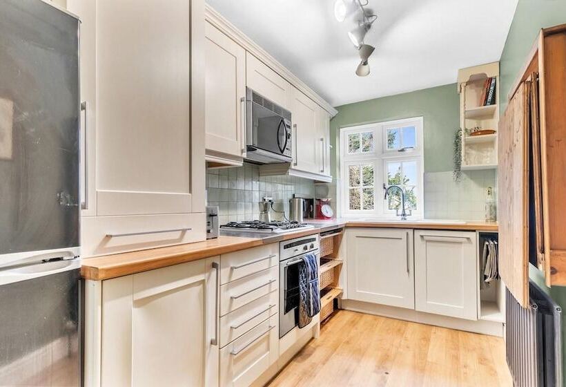 Charming Reigate Cottage Retreat