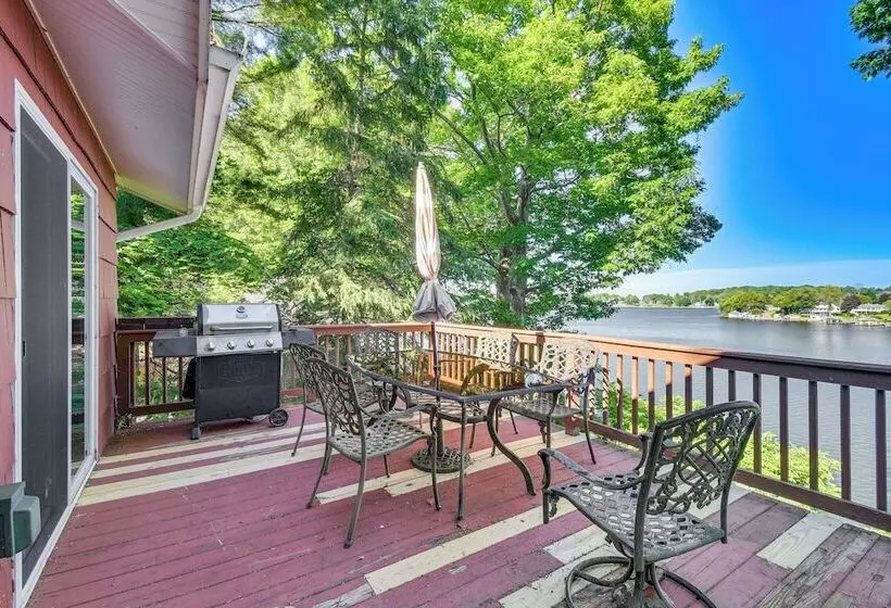 Charming Wolcott Cottage W/ Fire Pit & Mini Dock