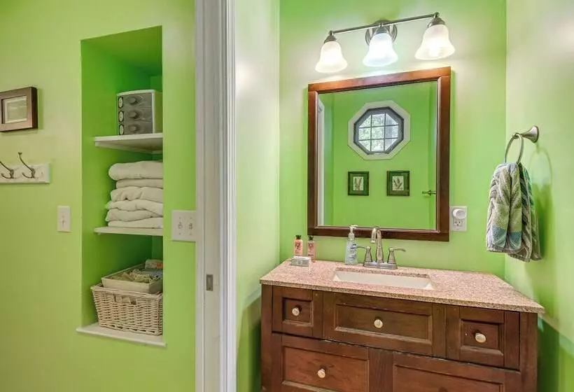 Charming Wolcott Cottage W/ Fire Pit & Mini Dock