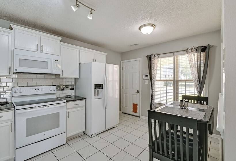 Convenient Hope Mills Home ~ 6 Mi To Fayetteville!