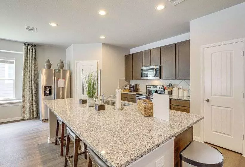 Walk To Brazos County Expo: Elegant Home W/ Grill!