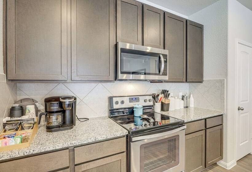 Walk To Brazos County Expo: Elegant Home W/ Grill!