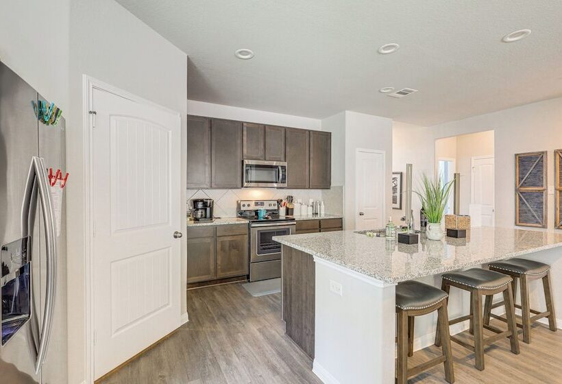 Walk To Brazos County Expo: Elegant Home W/ Grill!