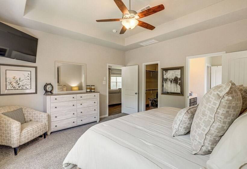 Walk To Brazos County Expo: Elegant Home W/ Grill!