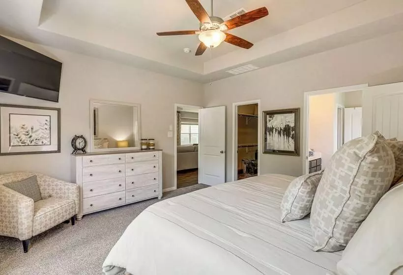 Walk To Brazos County Expo: Elegant Home W/ Grill!