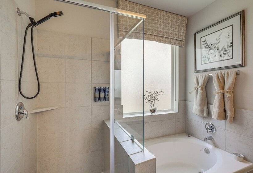 Walk To Brazos County Expo: Elegant Home W/ Grill!