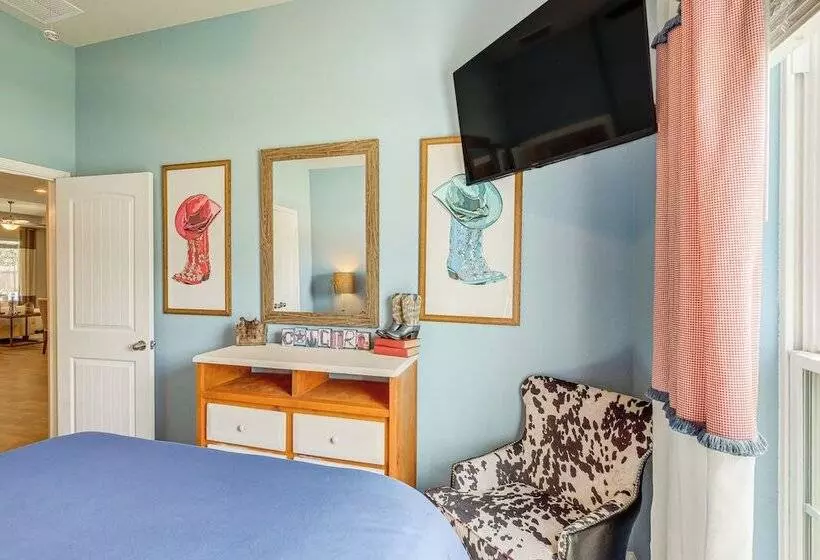 Walk To Brazos County Expo: Elegant Home W/ Grill!