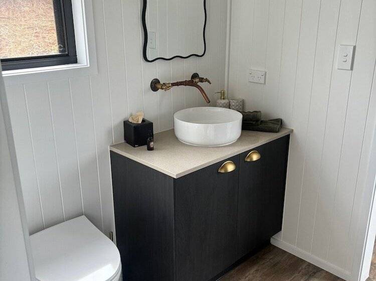 בית מלון כפרי High Valley Dawn Permaculture Farm