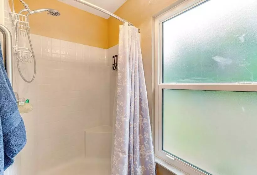 North Port Home W/ Charming Lanai ~ 7 Mi To Beach