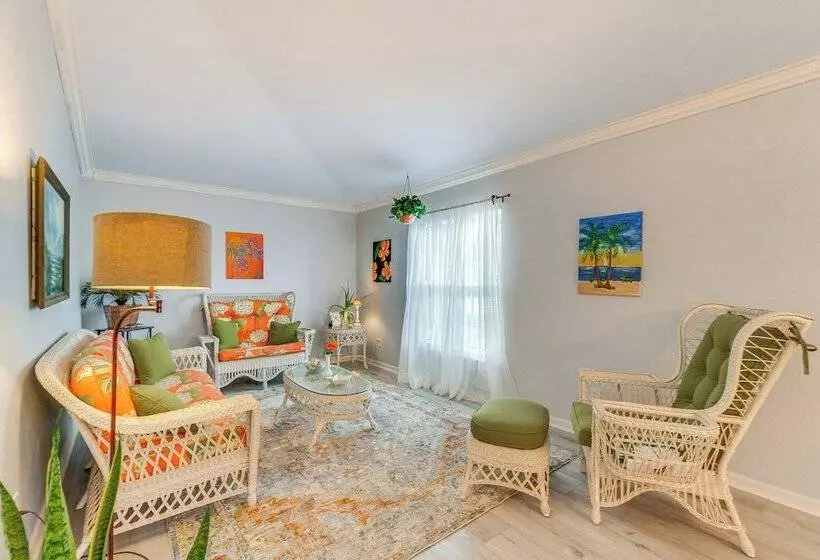 North Port Home W/ Charming Lanai ~ 7 Mi To Beach