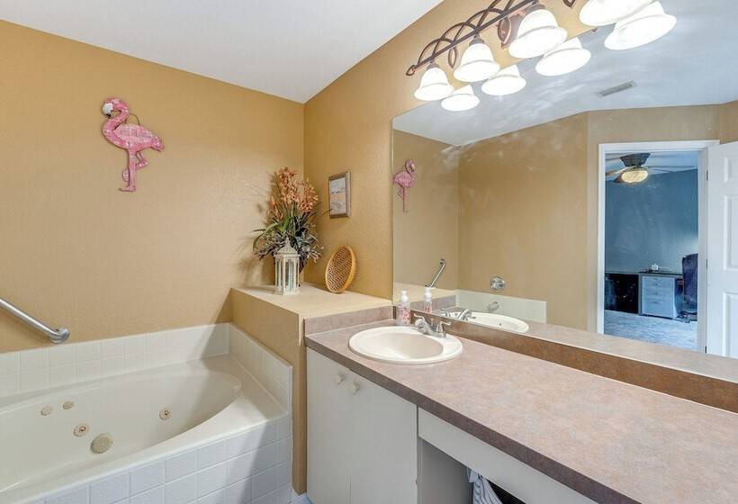 North Port Home W/ Charming Lanai ~ 7 Mi To Beach