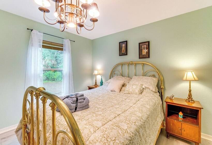 North Port Home W/ Charming Lanai ~ 7 Mi To Beach