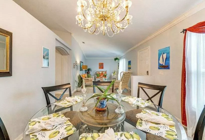 North Port Home W/ Charming Lanai ~ 7 Mi To Beach