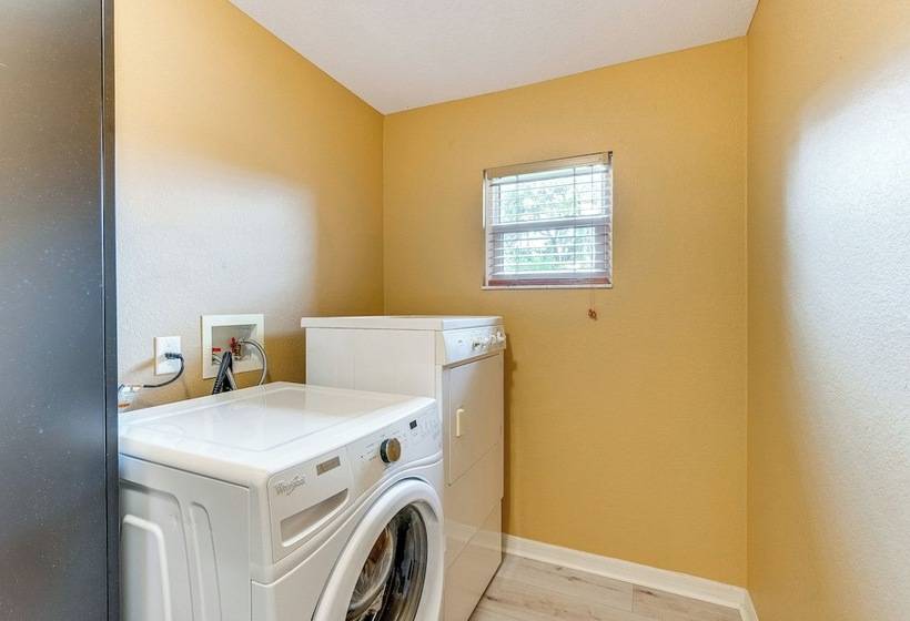 North Port Home W/ Charming Lanai ~ 7 Mi To Beach