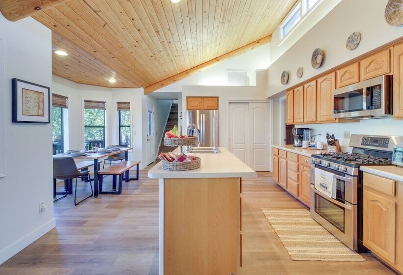 Peaceful Pinetop Cabin W/ Deck & Fire Pit!