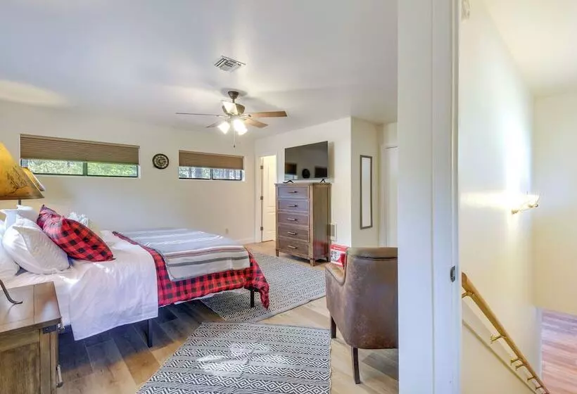 Peaceful Pinetop Cabin W/ Deck & Fire Pit!