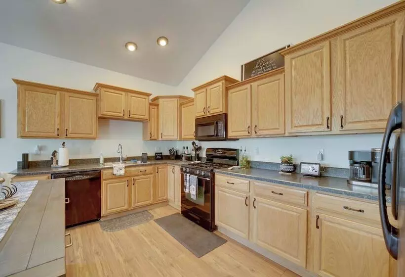 12 Mi To Flagstaff: Pet Friendly Home W/ Sunroom!