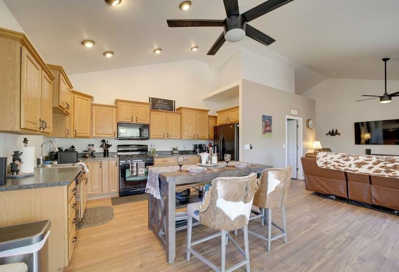 12 Mi To Flagstaff: Pet Friendly Home W/ Sunroom!