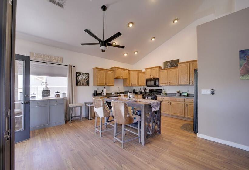 12 Mi To Flagstaff: Pet Friendly Home W/ Sunroom!