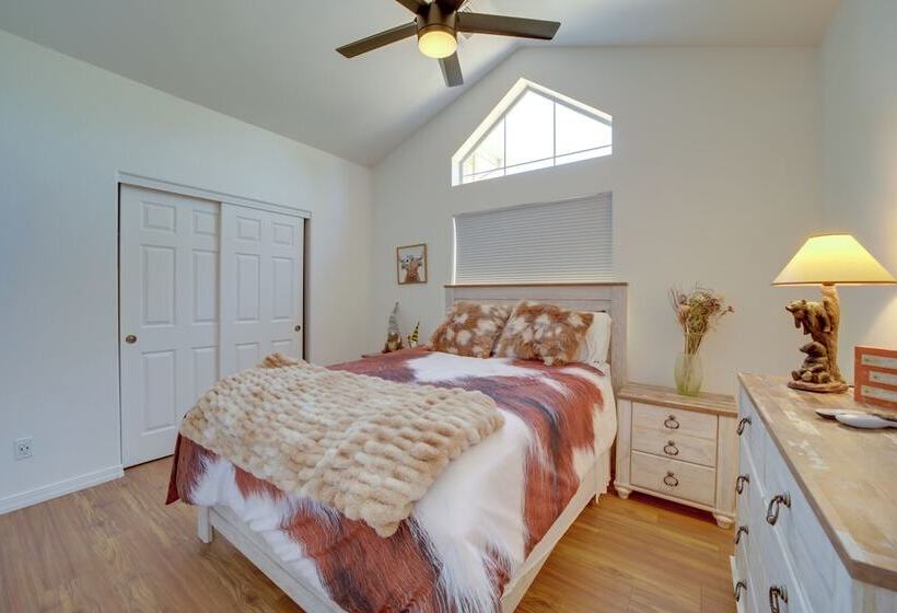 12 Mi To Flagstaff: Pet Friendly Home W/ Sunroom!