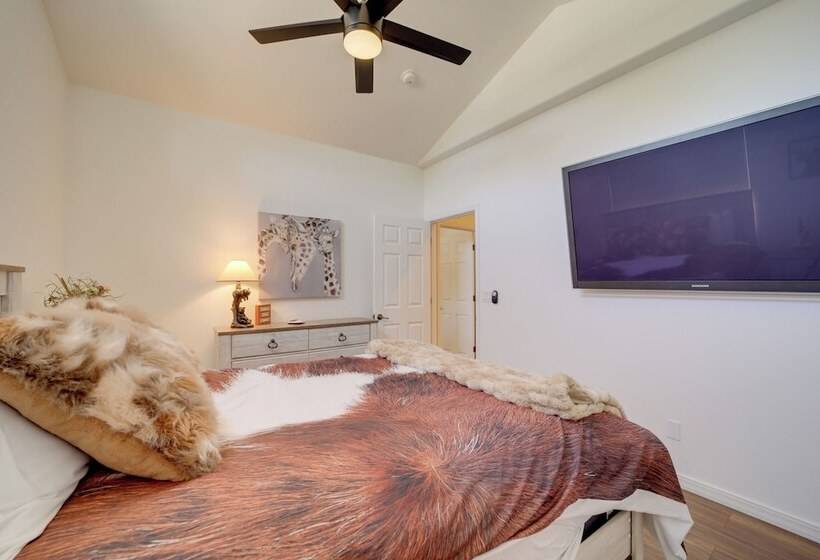 12 Mi To Flagstaff: Pet Friendly Home W/ Sunroom!