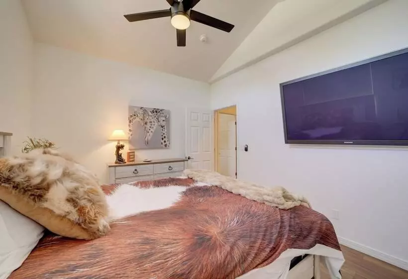 12 Mi To Flagstaff: Pet Friendly Home W/ Sunroom!