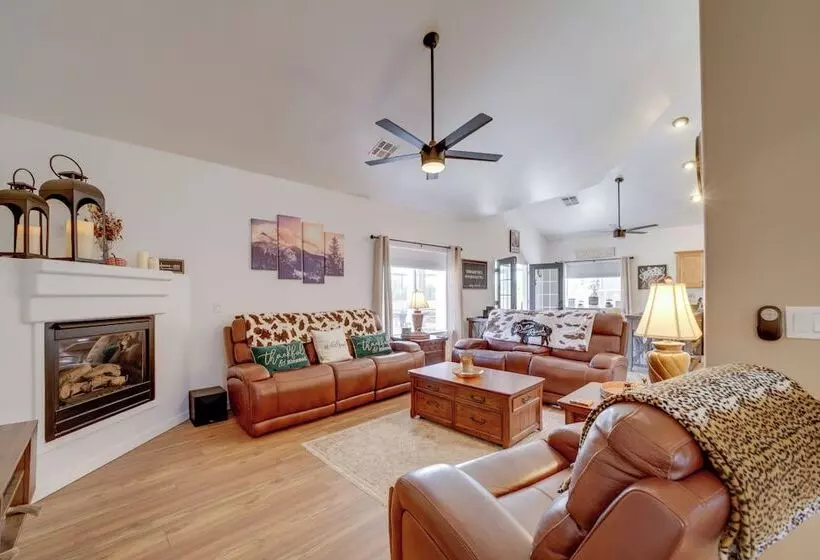 12 Mi To Flagstaff: Pet Friendly Home W/ Sunroom!